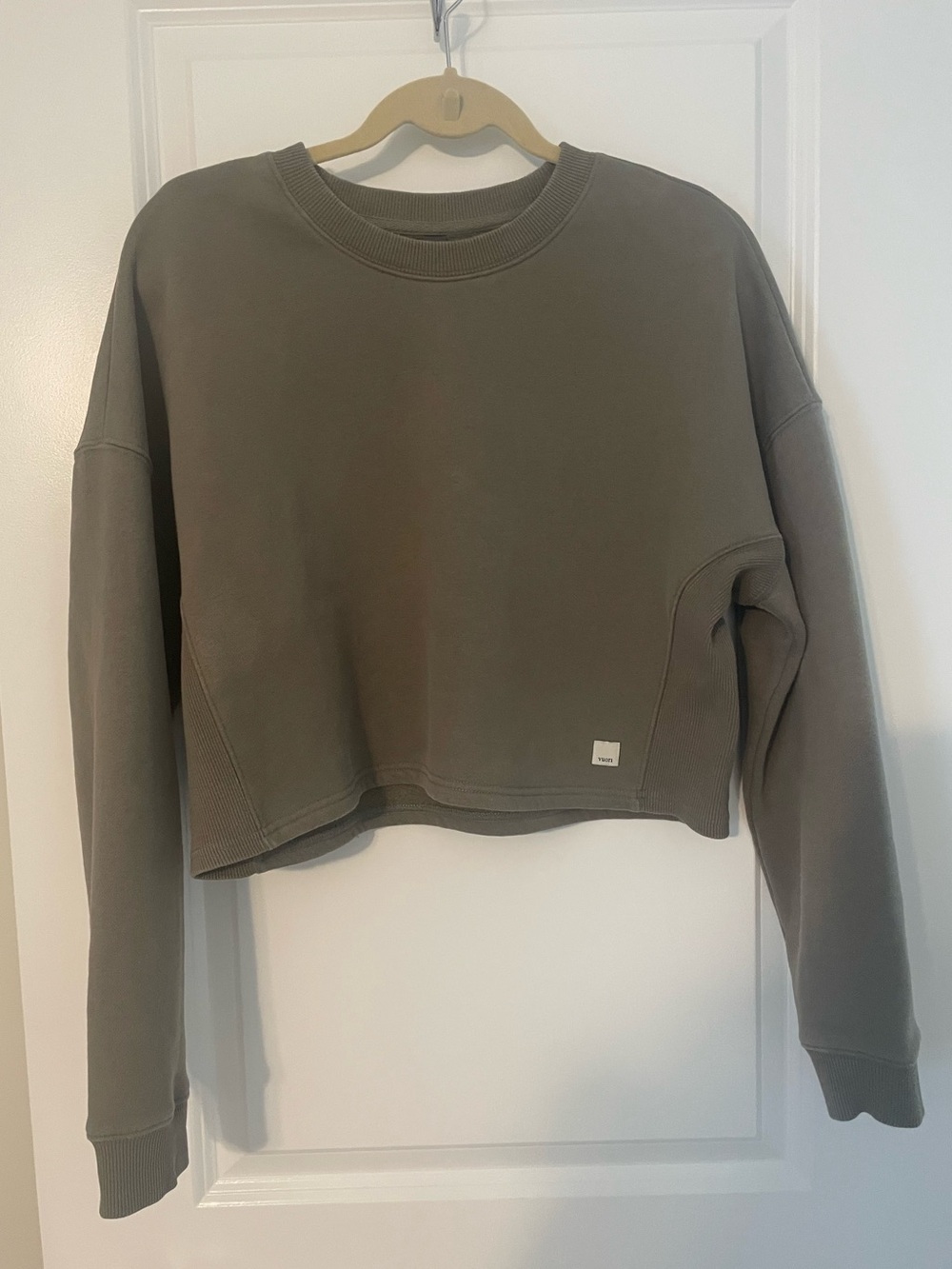 Vuori Restore Cropped Crewneck Fleece Lined Sweatshirt in Oregano Sz S - Picture 2 of 6